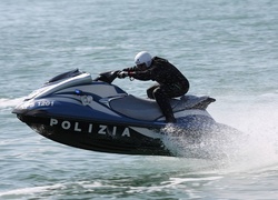 Policjant na skuterze wodnym Yamaha FX High Output rocznik 2015