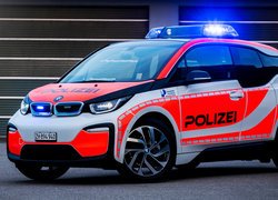 Policyjne BMW i3 bokiem