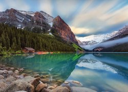 Kanada, Prowincja Alberta, Park Narodowy Banff, Jezioro Lake Louise, Góry, Las, Dom, Kamienie, Chmury, Mgła