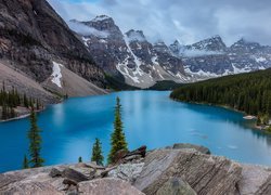 Kanada, Prowincja Alberta, Park Narodowy Banff, Jezioro Moraine, Kamienie, Drzewa, Chmury, Świerki