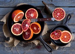 Połówki pomarańczy w naczyniach