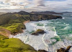 Morze, Fale, Wybrzeże, Plaża, Murder Hole Beach, Góry, Skały, Roślinność, Półwysep Rosguill, Hrabstwo Donegal, Irlandia