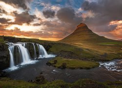 Islandia, Półwysep Snæfellsnes, Góra Kirkjufell, Wodospad Kirkjufellsfoss, Chmury