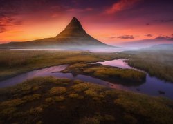 Islandia, Półwysep Snæfellsnes, Góra Kirkjufell, Zachód Słońca, Mgła, Rozlewisko