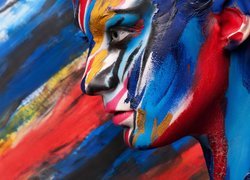 Pomalowana twarz kobiety na kolorowym tle