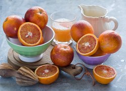 Pomarańcze w miskach na desce