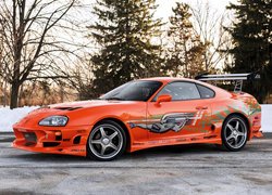 Pomarańczowa Toyota Supra bokiem