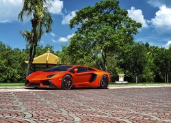 Pomarańczowe lamborghini aventador