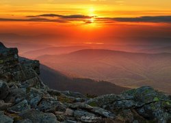 Pomarańczowe niebo zachodzącego słońca nad Beskidami