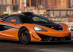 Pomarańczowo-czarny McLaren 620R