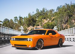 Pomarańczowy Dodge Challenger SRT Hellcat