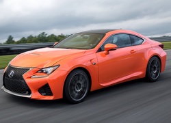 Pomarańczowy Lexus RC mknie asfaltową drogą