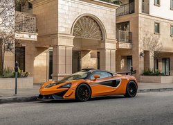 McLaren 620R, Ulica, Budynki