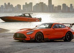 Pomarańczowy Mercedes-AMG GT Black Series i motorówka