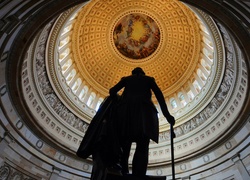 Pomnik Georgea Washingtona pod kopułą na Kapitolu