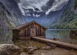 Pomost i drewniana chata na jeziorze Obersee w Alpach Bawarskich