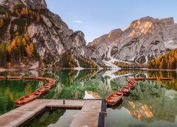 Włochy, Południowy Tyrol, Jezioro, Pragser Wildsee, Lago di Braies, Góry, Dolomity, Łódki, Drzewa, Jesień, Odbicie