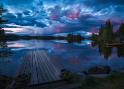 Pomost na jeziorze w norweskiej gminie Ringerike o zmierzchu