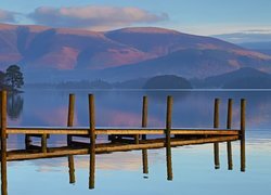 Pomost na jeziorze w Parku Narodowym Lake District