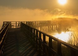 Pomost na zamglonym jeziorze Federsee