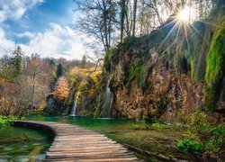 Pomost nad jeziorem w Parku Narodowym Jezior Plitwickich