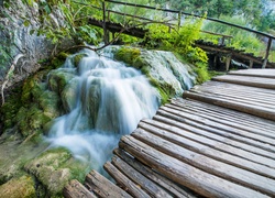 Pomost nad skalnym wodospadem