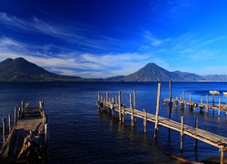 Pomosty na jeziorze Atitlan z widokiem na wulkany w Gwatemalii