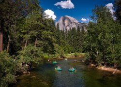 Drzewa, Łódki, Pontony, Rzeka, Merced River, Góry, Park Narodowy Yosemite, Kalifornia, Stany Zjednoczone