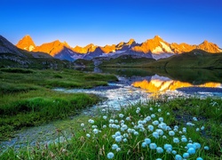 Poranek nad górskim jeziorem z widokiem na masyw Mont Blanc