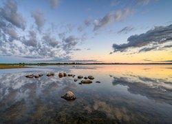 Poranek nad jeziorem Roxen w Szwecji
