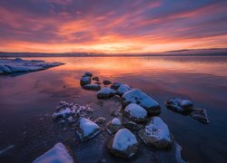 Norwegia, Okręg Buskerud, Jezioro Tyrifjorden, Zachód Słońca, Śnieg, Kamienie