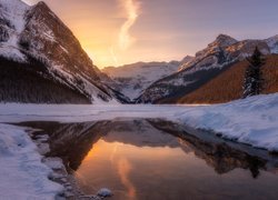 Zima, Jezioro, Lake Louise, Góry, Las, Drzewa, Wschód słońca, Park Narodowy Banff, Alberta, Kanada