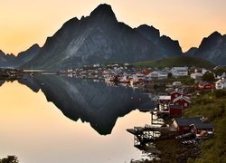 Poranek nad wioską Reine w Norwegii
