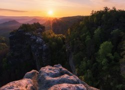 Niemcy, Park Narodowy Saskiej Szwajcarii, Góry Połabskie, Drzewa, Skały, Wschód słońca