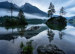 Jezioro Hintersee, Góry, Alpy, Drzewa, Skały, Kamienie, Mgła, Gmina Berchtesgadener, Bawaria, Niemcy