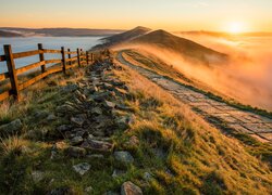 Anglia, Park Narodowy Peak District, Hrabstwo Derbyshire, Wzgórze Mam Tor, Droga, Płot, Wschód słońca, Mgła