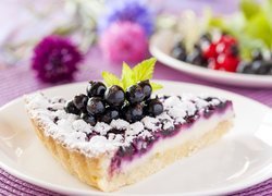 Porcja ciasta z czarnymi porzeczkami na talerzu
