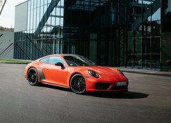 Porsche 911 Carrera 4 GTS przed budynkiem