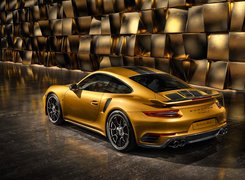 Porsche 911 Turbo S Exclusive Series w złotym kolorze