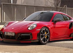 Porsche 911 Turbo S w kolorze czerwonym