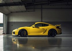 Porsche Cayman GT4 bokiem