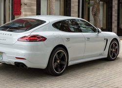 Porsche Panamera GTS tyłem