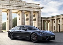 Porsche Panamera na tle Bramy Brandenburskiej w Berlinie