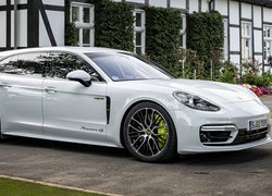 Białe, Porsche Panamera S