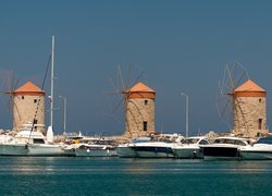 Port jachtowy Mandraki z wiatrakami na wyspie Rodos w tle
