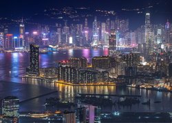 Noc, Miasto nocą, Wieżowce, Zatoka, Port, Victoria Harbour, Rzeka Perłowa, Hongkong, Chiny