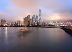 Port w oświetlonym mieście Hong Kong