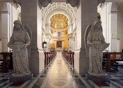 Posągi aniołów we wnętrzu kościoła św. Patryka w Londynie