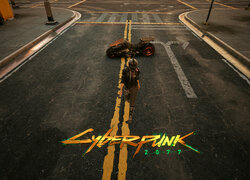 Postać z motocyklem na ulicy z gry Cyberpunk 2077