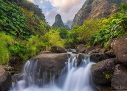 Hawaje, Wyspa Maui, Potok Iao Valley, Skały, Roślinność